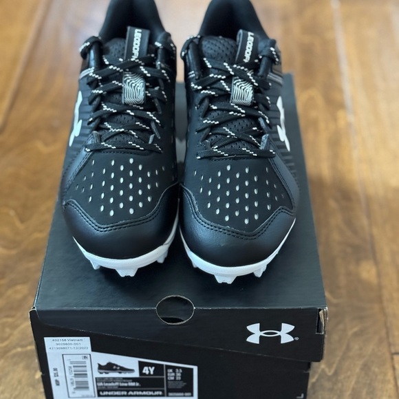 NIB- Under Armour Baseball / Tee-ball Youth Cleats - Picture 2 of 8